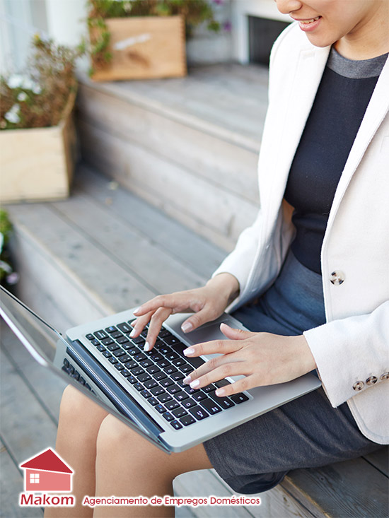 Foto Mulher Digitando Pesquisando Empregada no Notebook - Procurando Empregada - Agência Makom