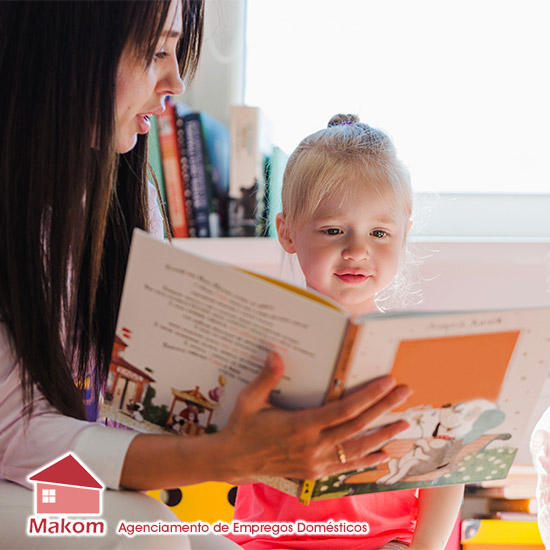 Foto de babá lendo livro para uma criança - Profissionais - Babás - Agência Makom