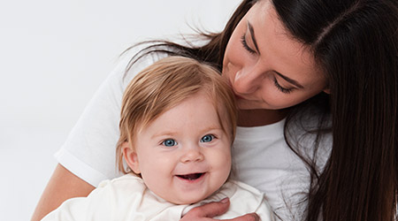 Foto de babá com bebe ao lado - Profissionais - Babá RN - Agência Makom